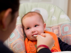 With how many months can you give mashed potatoes to a child?