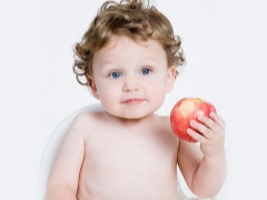 When and in what form can an apple be given to an infant?