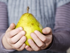 At what age can you give a pear to children?