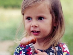 At what age can sausages be given to children and how to cook them at home?