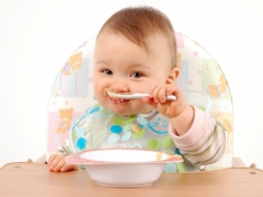 From what age can you give solid food and how to teach your child to chew it?