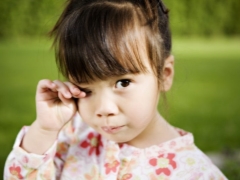 Treatment of conjunctivitis in children at home