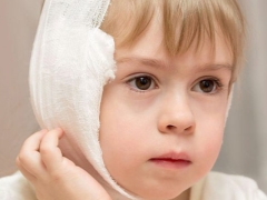 The algorithm of applying a warming compress on the ear of a child