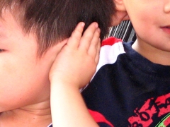 Why can there be a bump behind the ear of a child and what to do?