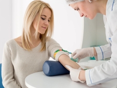 What are the standards for blood tests during pregnancy and what are the causes of deviations?