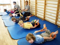 What groups of exercise therapy for children and how is the lesson?