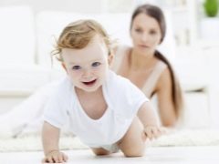 When and how many months does the baby begin to crawl and sit?