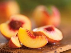 Peaches during pregnancy and breastfeeding: the benefits and harms, tips on eating