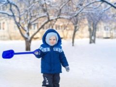 Children's snow shovels: types and tips for choosing