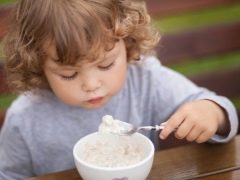 When to introduce milk porridge in the feed and what is better to choose?