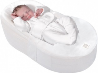 Cocoon mattress for newborns