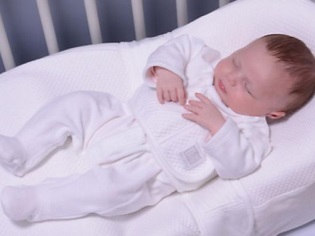 Cocoon mattress for newborns