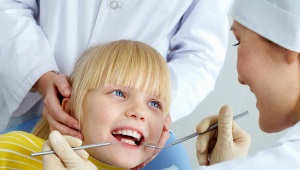 How many teeth are 3 years old in a child and how are teeth treated at this age?