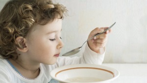 When can I give broth to a child and soups on it?