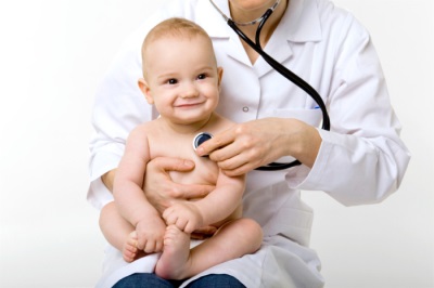 Examination by a pediatrician before vaccination