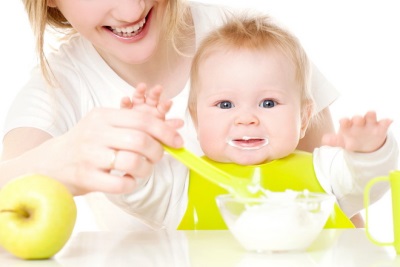 The child eats foods with prebiotics