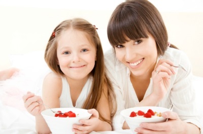 Mom and daughter eat foods with prebiotics