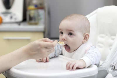 Baby feeding on artificial feeding at 5 months