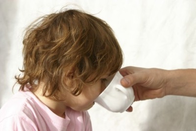 The child drinks vomiting medicine.