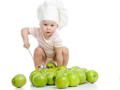 Baby playing with apples