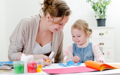 A child of 4 years with mom doing crafts