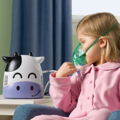 The child breathes the nebulizer