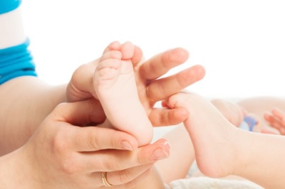 Massage of feet to children who go on socks