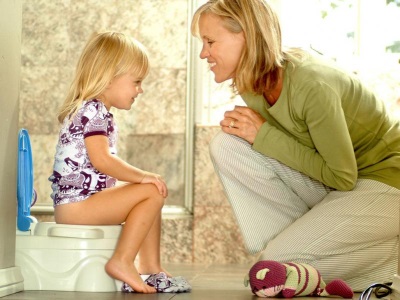 Mom praises her daughter on the pot