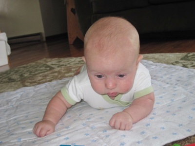 The development of the skill of holding the head of the baby - tips