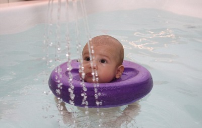 Circle on the neck for bathing newborns - application