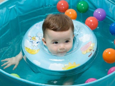 Circle on the neck for bathing newborns - safety