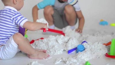 At what age can you play with live sand?