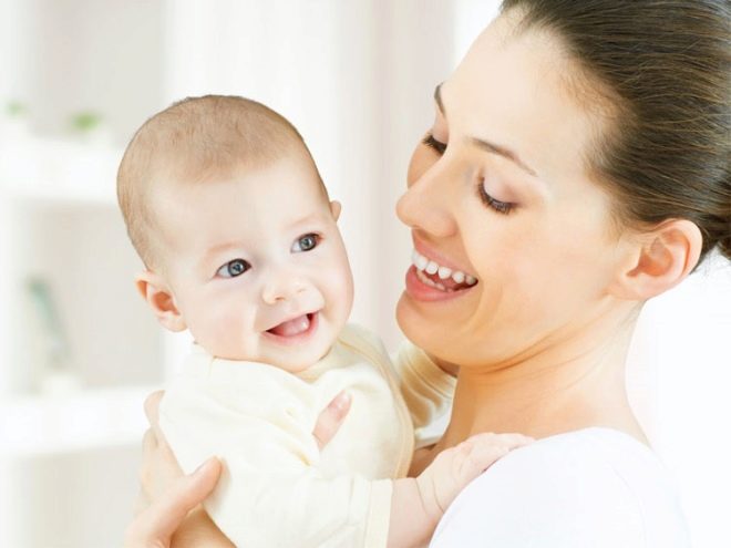 Inspection of the baby before vaccination